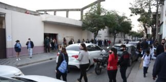 Regresó el caos del tránsito al ingreso y salida de las escuelas