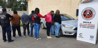 Arrojaron casi 5 kilos de marihuana de un automóvil e intentaron fugarse