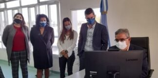 En un acto en el que estuvieron presentes el gobernador Raúl Jalil y la ministra de Hacienda Pública, Alejandra Nazareno, la Agencia de Recaudación Catamarca (ARCA) inauguró la primera “Plataforma de atención virtual mediante videollamadas”. A través de este servicio, los contribuyentes podrán realizar consultas sobre Ingresos Brutos Locales, Ingresos Brutos Convenio Multilateral e impuestos Inmobiliario y Automotor. Para ser atendidos por esta modalidad deberán contar con una computadora, un celular u otro dispositivo con cámara, micrófono y auriculares para la interacción. Ingresando a dgrentas.arca.gob.ar y luego a Turnos Virtuales, deberán solicitar un turno. Una vez completado el formulario recibirán la notificación y confirmación del mismo y un recordatorio en el mail consignado con la fecha, hora y el enlace a través del cual se realizará la videollamada. Finalmente, un agente de ARCA establecerá la comunicación y responderá por esa vía. El gobernador fue invitado a participar de la primera videollamada en la que fue atendido por un agente de Rentas quien respondió a sus consultas, inaugurando formalmente esta modalidad de atención. La ministra de Hacienda Pública, Alejandra Nazareno, destacó que “por primera vez se implementa en la gestión fiscal provincial un sistema de atención virtual por videollamadas que facilitará y hará más dinámicas las consultas”. En este aspecto, resaltó el trabajo de ARCA: “Este proceso de modernización y digitalización permanente con herramientas tecnológicas que tienen como objetivo optimizar la atención a todos los contribuyentes y acercar el organismo a la gente, incluso en los lugares más alejados de la provincia, permitirá que los trámites sean más ágiles y de fácil acceso”. La ministra expresó, además, que su decisión es implementar este sistema en otras áreas como AGAP y la Caja de Créditos y Prestaciones Catamarca