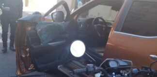 Accidente: un camión se enganchó con la puerta de una camioneta