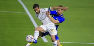 Boca sumó un punto escaso y Racing se alejó de la cima