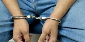 Golpeo a su pajera y intento lo mismo con los policías que fueron a ayudarla