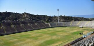 Se trabaja en la muda del césped de invierno al de verano en el estadio Bicentenario