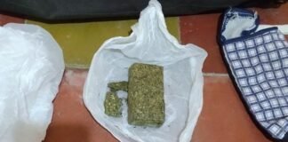 Se trasladaba con un niño y tenía drogas