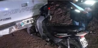 Una moto chocó a una camioneta estacionada: una persona herida