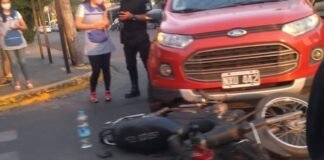 Una camioneta chocó con una moto en avenida Belgrano