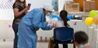 Empezaron a vacunar a los niños de 11 años con factores de riesgo