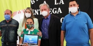 Entregaron netbooks a los alumnos de Capayán Andrea Centurion, Ruben Dusso