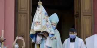 Con los fieles presentes, se realizó la bajada de la Virgen del Valle