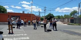 Reclamaron frente a la morgue la entrega del cuerpo de la mujer que murió por una descarga