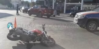 Dos hombres resultaron heridos por el choque de un auto con una moto