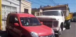 Chocaron un camión y una camioneta en el centro de la capital: hay un herido