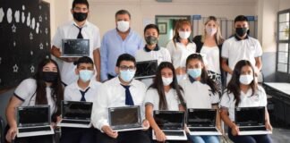 Netbooks para alumnos de la Escuela de Huillapima Andrea Centurion, Ministra centurion