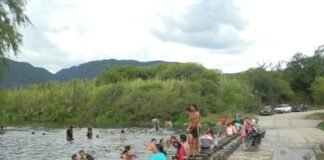 Con el calor, la gente optó por pasar el día en el río