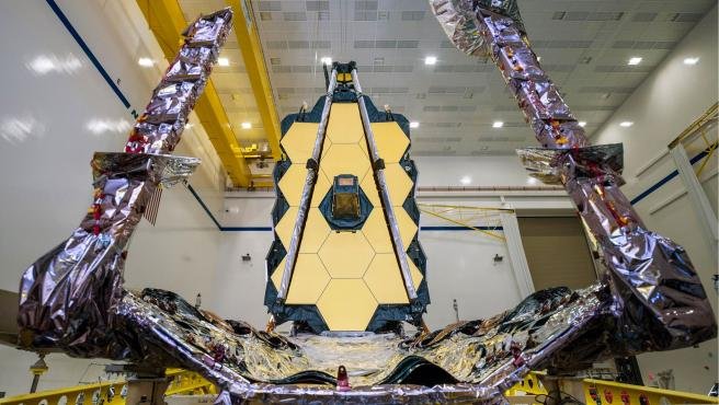 El telescopio James Webb despliega con éxito la antena de transmisión que enviará datos científicos a la Tierra