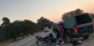 Móvil policial giró en «U» en la Ruta 38 y chocó con un motociclista