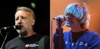 Tim Burgess y Peter Hook critican el porcentaje por las ventas de merchandising