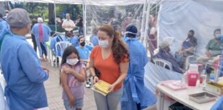 La plaza 25 de Mayo, colmada de largas filas para vacunación y testeo