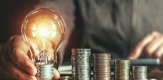 4 consejos básicos para ahorrar en la factura de la luz usando la tecnología: de apps a trucos para que tus aparatos gasten menos