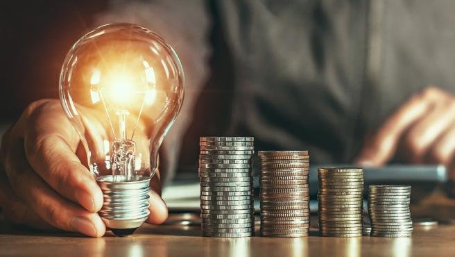 4 consejos básicos para ahorrar en la factura de la luz usando la tecnología: de apps a trucos para que tus aparatos gasten menos