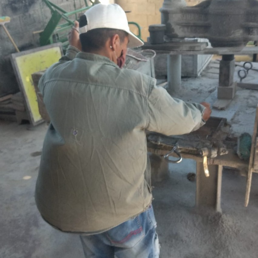 Internos del servicio penitenciario fabrican materiales de construcción como tarea de laborterapia