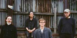 LA NUEVA BANDA INGLESA “YARD ACT “INFLUENCIADA POR LOS ARCTIC MONKEYS