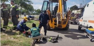 Municipal intentó subirse a retroexcavadora en movimiento, resbaló y fue aplastado