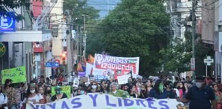 Multitudinaria marcha por el 8M y pedidos de justicia