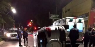 Chocó contra un auto estacionado y volcó en medio de una avenida