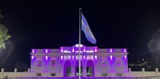 Iluminan edificios públicos para conmemorar el Día de la Mujer