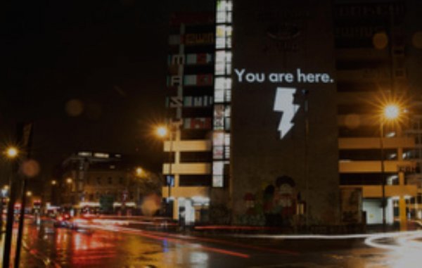 LCD SOUNDSYSTEM JUEGA CON SU LOGO POR VARIAS PARTES DE LONDRES