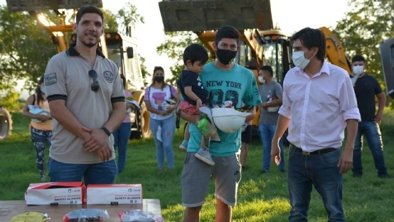 Ministro de Mineria, Murua: «350 andalgalenses inician el curso de operación de maquinaria pesada»