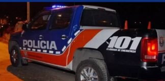 Una motociclista fue embestida por un auto y terminó lesionada