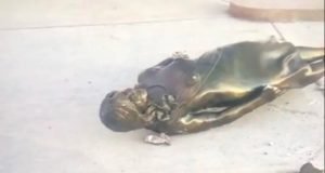 Río Gallegos: vandalizaron las estatuas de Néstor y Cristina Kirchner