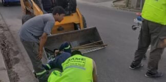 Salió despedido de la máquina volcadora y terminó con el tobillo fracturado