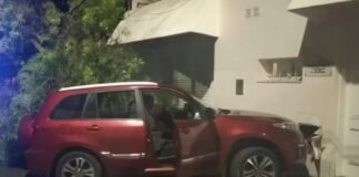 Perdió el control y chocó violentamente y chocó con una vivienda