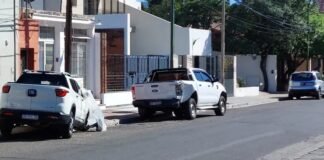 Chocó dos camionetas estacionadas y se fugó