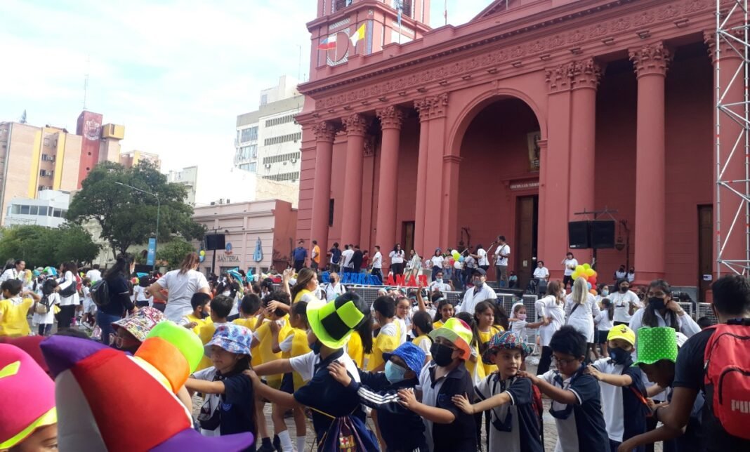 Alumnos de escuelas primarias homenajearon a la Virgen