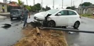 Arrastró por varios metros un poste de luz