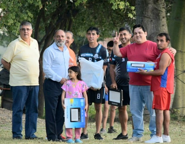 Entregan luminarias Led para la canchita de fútbol del B° San Cayetano de Chumbicha
