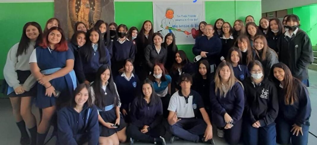 Los alumnos secundarios se preparan para honrar a la Virgen