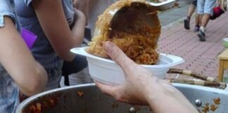 Puestos de distribución de comida gratuita para peregrinos