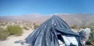 Llevan viviendo dos años en un rancho de plástico para estar cerca de la escuela