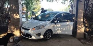Un auto se incrustó en el frente de una casa