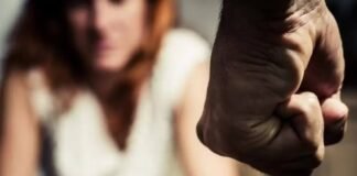 Arrestan a Policía por entrar a la casa de su ex y a otro sujeto por quemarle la moto a su pareja