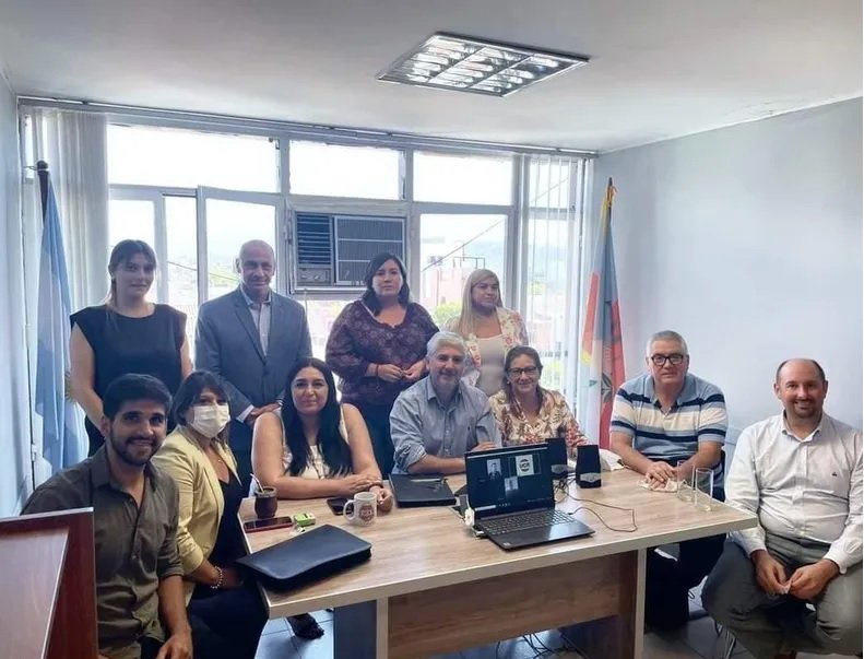 Lesgiladores radicales quieren saber si Gobierno e intendentes pusieron plata en financieras