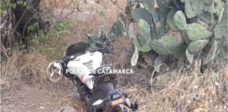 Dejan tirada moto robada