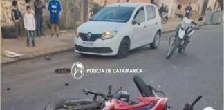 Moto chocó contra la puerta de un auto: una joven herida