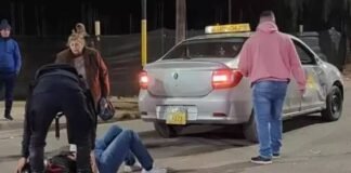 Una moto se prendió fuego luego de colisionar con un auto de alquiler en el norte de la ciudad