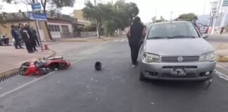 Una motociclista debió ser trasladada al Hospital tras ser impactada por un auto